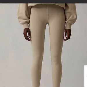 FOG essentials leggings in color wheat NWT